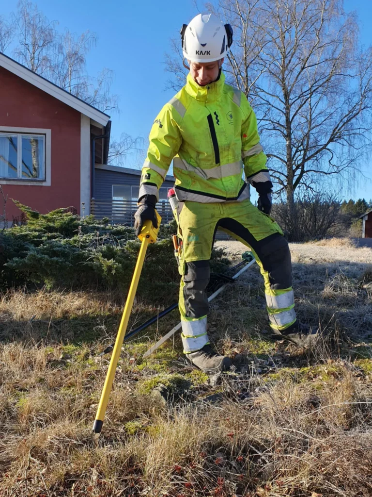 Gränsutvisning - Söker reda på gränsmarkeringar med metalldetektor - Mätprisma