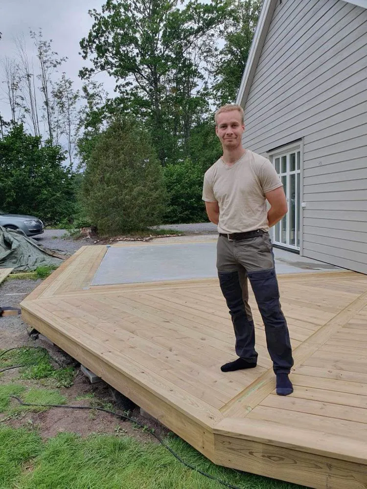 Mätprisma – Din utsättare i Östergötlands och Jönköpings län - Om oss Robert på trädäck