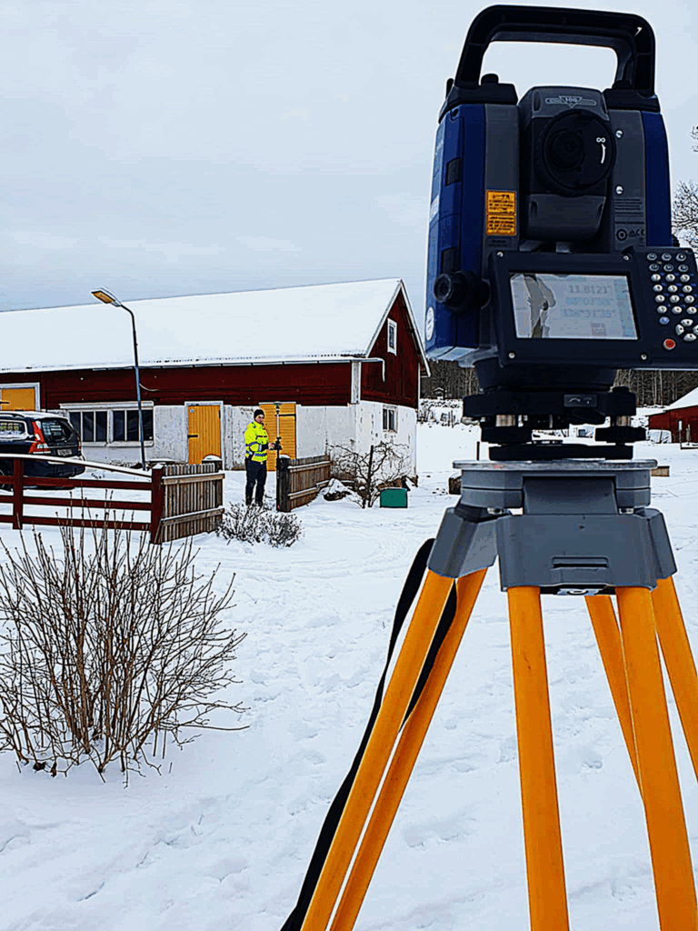 Totalstation uppställd för inmätning till en nybyggnadskarta