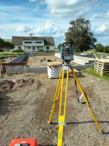 En totalstation uppställd för finutsättningen vid en husutsättning i Vadstena
